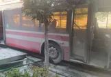 آتش‌نشانی: تصادف یک اتوبوس بی‌آرتی تهران با ۷ خودرو و موتور در خیابان ولی عصر/ ۶ نفر مصدوم شدند