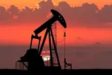ذخایر راهبردی نفت آمریکا به پایین‌ترین سطح خود در ۴۳ سال گذشته رسیده و به ۳۱۱.۴ میلیون بشکه کاهش یافته/ افت ذخایر طی ۲ تا ۳ ماه آینده از ۲۵۲.۴ میلیون بشکه عبور خواهد کرد؛ این یعنی کاهش انعطاف راهبردی و اعتبار واشنگتن/ در ۳ سناریو، یا کنگره دولت را تحت فشار قرار می‌دهد تا برداشت از ذخایر نفت را متوقف کند، یا دولت از اختیارات اضطراری در این زمینه استفاده می‌کند، یا عرضه جهانی تثبیت می‌شود