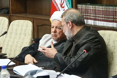 خاطرات آیت الله هاشمی رفسنجانی، ۱۲ خرداد ۱۳۷۷: علی لاریجانی گفت راه‌چاره درباره سامان دادن امور  منحصرا در ميدان‌دارى شماست / از قدرت ناطق‌نورى، براى اداره جناح‌شان هم مأيوس است  / برای تاسیس حزب اعتدال و توسعه پیگیری می کند