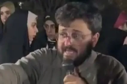ببینید/ آتش زدن دلار توسط مدیر ارشد سازمان برنامه دولت مرحوم رئیسی: حُب این ارز نجس را از قلب خود بیرون می‌کنیم