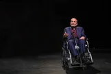 حکایت عجیب خواننده مشهور اصفهان: بر بام کعبه به دعوت امام موسی صدر اذان گفتم /  به من گوشزد شده بود که اذان را تا بخش اشهد ان محمد رسول‌الله بخوانم / بالای بام که رسیدم با خود گفتم اینجا خانه علی (ع) است و تو در پناه مولا هستی و از چه می‌ترسی؟ به این ترتیب اذان را به طور کامل خواندم؛  معجزه بود که هیچ‌کس به من اعتراض نکرد