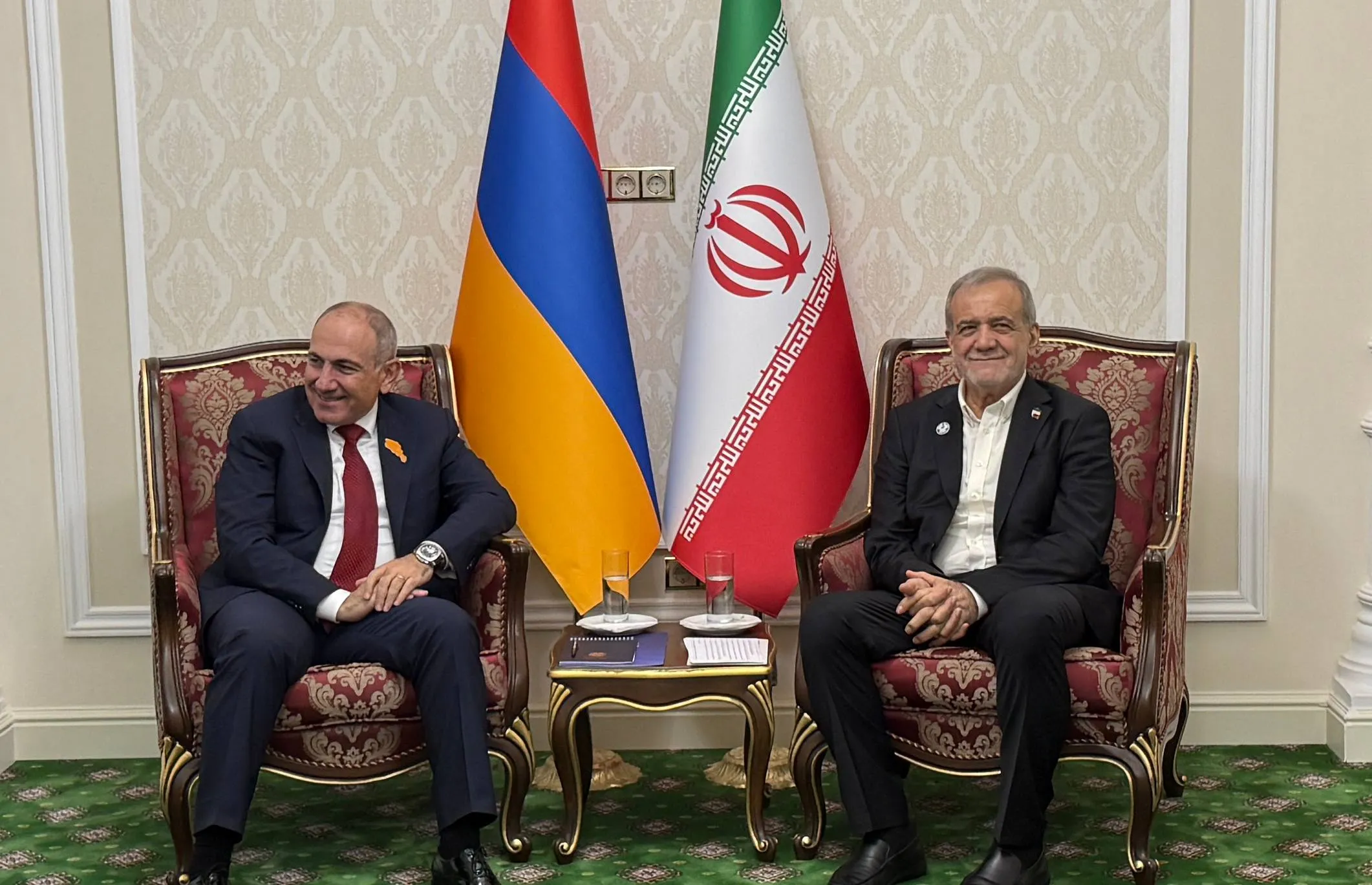 پزشکیان در دیدار با نخست‌وزیر ارمنستان: گسترش همکاری‌های و تقویت اعتماد و همدلی، زمینه ساز توسعه روابط دو کشور است / ایران و ارمنستان به‌عنوان دو کشور همسایه باید بتوانند در حوزه‌های مختلف با یکدیگر تعامل و همکاری داشته باشند