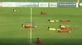 ببینید / پناه گرفتن عجیب بازیکنان فوتبال در زمین، از دست زنبورها!