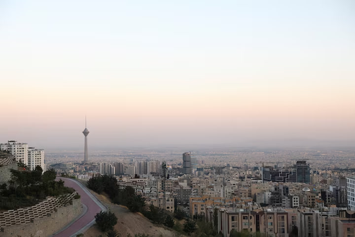 در توافق میان امریکا و ایران، یک صندوق خصوصی ۳۰۰ میلیارد دلاری برای هدایت سرمایهگذاری در ایران پیشبینی شده؛ بیش از نیمی از این مبلغ نیز تاکنون تعهد شده/این صندوق بهگونهای طراحی شده که برای هر دو طرف انگیزهای اقتصادی جهت دستیابی به توافق نهایی ایجاد کند/ شرکتهایی مستقر در آمریکا، کشورهای عربی حوزه خلیج فارس، آسیا، آمریکای جنوبی و آفریقا برای تأمین مالی این صندوق اعلام تعهد کردهاند در توافق میان امریکا و ایران، یک صندوق خصوصی ۳۰۰ میلیارد دلاری برای هدایت سرمایهگذاری در ایران پیشبینی شده؛ بیش از نیمی از این مبلغ نیز تاکنون تعهد شده/این صندوق بهگونهای طراحی شده که برای هر دو طرف انگیزهای اقتصادی جهت دستیابی به توافق نهایی ایجاد کند/ شرکتهایی مستقر در آمریکا، کشورهای عربی حوزه خلیج فارس، آسیا، آمریکای جنوبی و آفریقا برای تأمین مالی این صندوق اعلام تعهد کردهاند