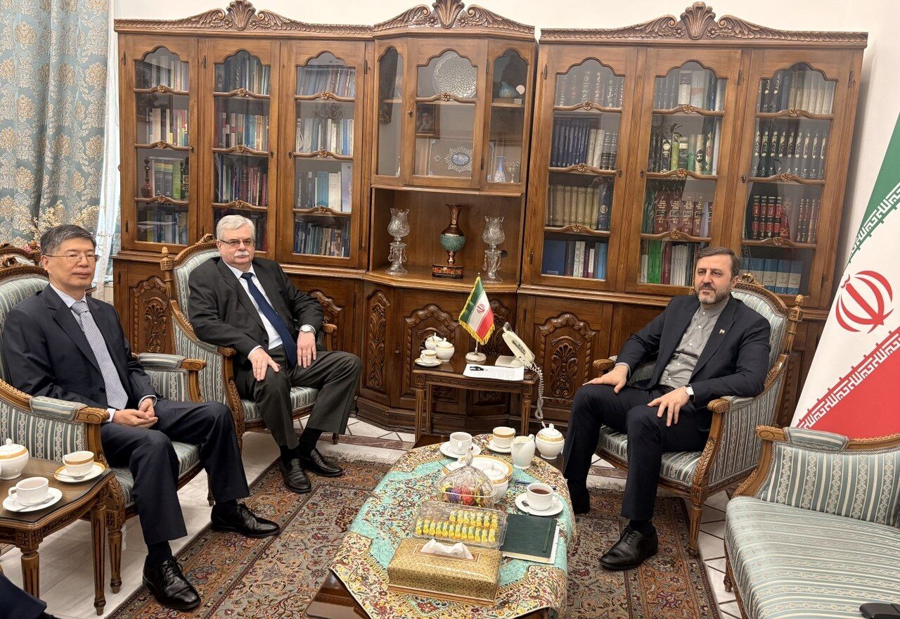 غریبآبادی با سفیران چین و روسیه دیدار کرد؛ بررسی آخرین تحولات مربوط به پیش نویس یادداشت تفاهم اسلام آباد غریبآبادی با سفیران چین و روسیه دیدار کرد؛ بررسی آخرین تحولات مربوط به پیش نویس یادداشت تفاهم اسلام آباد