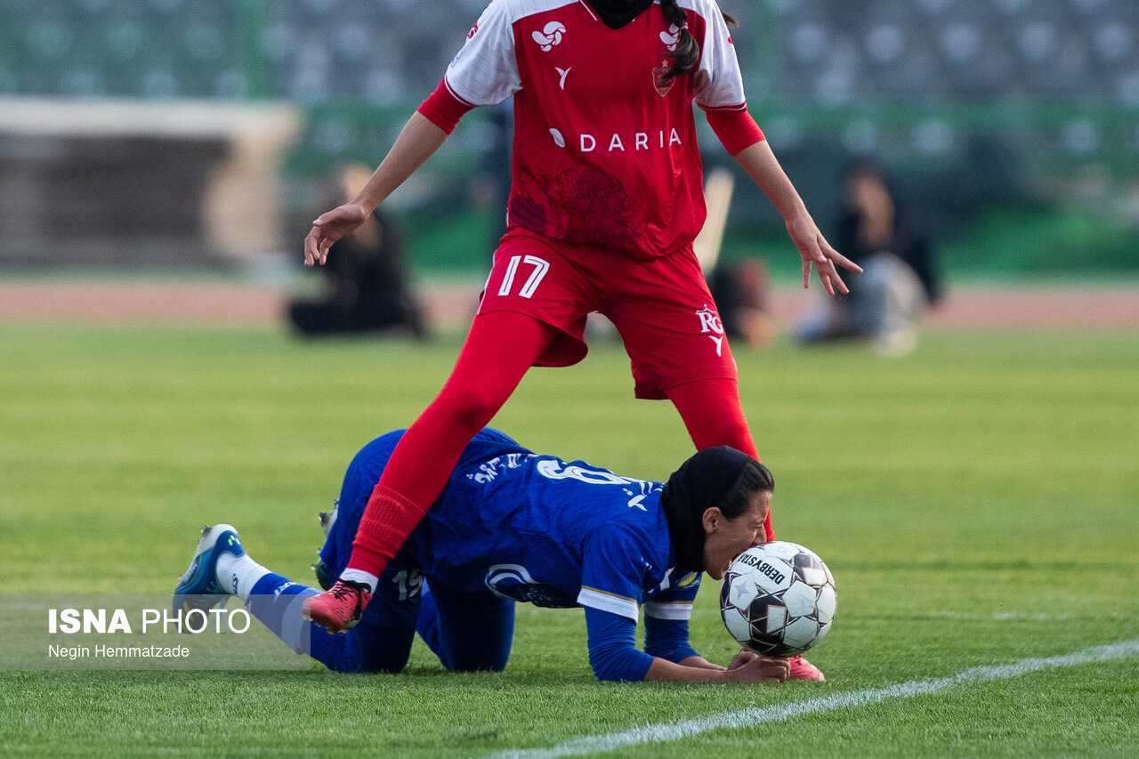 تصاویر: اولین دربی فوتبال زنان