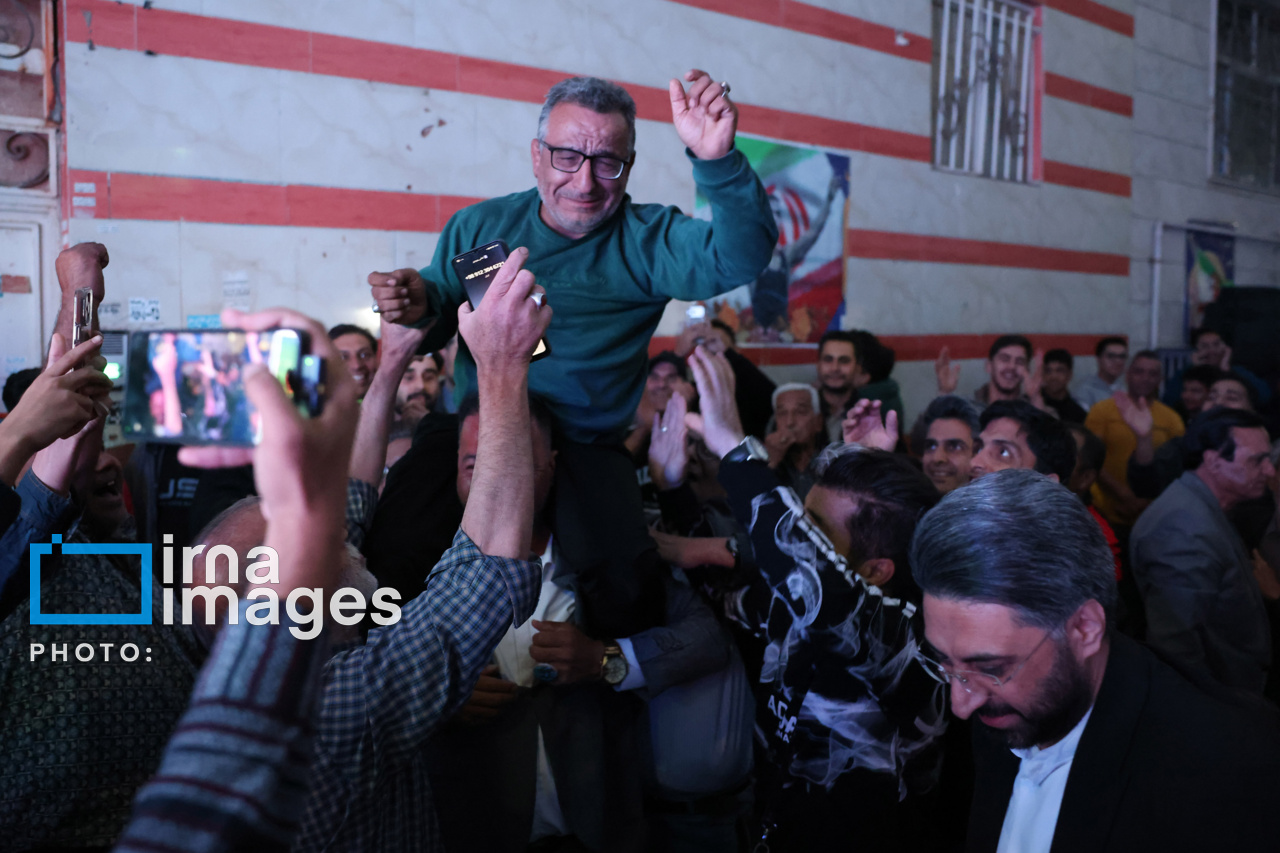 تصاویر: تماشای فینال کشتی آزاد قهرمانی جهان مقابل منزل «احمد محمدنژاد جوان»
