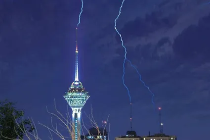 ببینید / لحظۀ اصابت صاعقه به برج میلاد