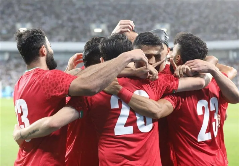 ویدیو / لحظۀ بالابردنِ جام قهرمانیِ کافا توسط بازیکنان تیم ملی