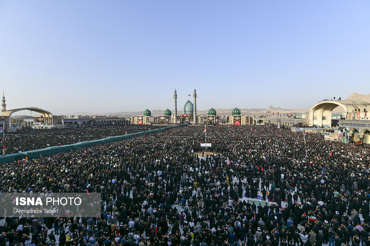 تصاویر: اقامه نماز بر پیکر رهبر شهید انقلاب در مسجد مقدس جمکران