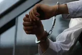 دستگیری شرور معروف شرق تهران به‌اتهام قتل / یکی از شاهدان: دو طرف درگیری هم قمه و هم کلت کمری داشتند؛ صدای شلیک چند تیر به گوشم رسید که متوجه شدم چند تیر هوایی بوده، یک تیر هم به‌سمت راننده شلیک کرده / مرد مسلح پس از شلیک، با قمه هم ضرباتی به مقتول زد