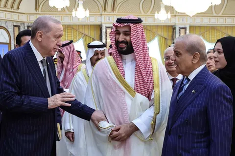 توصیه‌های آمریکا، مصر و ترکیه به پیشنهادی ختم شده که ریاض از طریق میانجی عمانی به جنبش «انصارالله» ارائه داده / این پیشنهاد شامل اعلام آتش‌بس به مدت دو هفته و برگزاری مذاکرات مستقیم با رهبران جنبش به منظور «دستیابی به توافقی جامع» است / پادشاهی سعودی آمادگی خود را برای رفع محاصره یمن اعلام کرده، اما انصارالله نسبت به این پیشنهاد چندان مشتاق به نظر نمی‌رسد