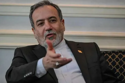روز دوشنبه با میانجی‌گران قطری بر روی ایده‌هایی صحبت کردیم که با واشنگتن مطرح خواهند کرد و سپس، پاسخ نهایی طرف آمریکایی به ما منتقل می‌شود؛ امیدوارم تا سه‌شنبه این کار انجام شود/ روز‌های فشرده و پر کاری داشتیم، ولی فکر می‌کنم نتایج آن بسیار خوب بود/ اصلا صحت ندارد که ایران در موضوع هسته‌ای انعطاف‌پذیری نشان داده،/ در حال حاضر موضوع فقط تنگه هرمز است