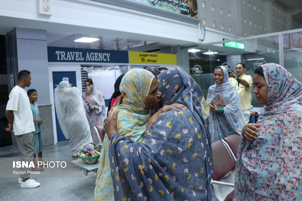 تصاویر: بازگشت ۱۰ صیاد آزادشده از زندان امارات به بندرعباس