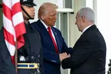 ترامپ: به نتانیاهو گفتم بهتر است خیلی مراقب کارهایی که می‌کنی باشی، چون ممکن است به زودی در برابر ایران تنها بمانی / پنج کشور منطقه که در تلاش‌های میانجی‌گری بین آمریکا و ایران نقش دارند، از من خواستند بر نتانیاهو فشار آورم تا حملات را متوقف کند / اسرائیلی‌ها، در مرحله بسیار دیرهنگامی به ما اطلاع‌رسانی کردند؛ آنها در راه ایران بودند؛ من توانستم مقیاس حمله را کوچک کنم