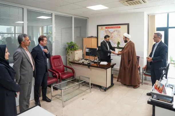دعوت به آرامش روح و جان در سایه نماز جماعت / دیدار صمیمانه امام جماعت بانک مسکن با همکاران ستاد مرکزی
