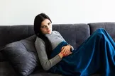 آیا قاعدگی می‌تواند علائم اختلال دوقطبی را تشدید کند؟ تأثیر نوسانات هورمونی بر خلق‌وخو