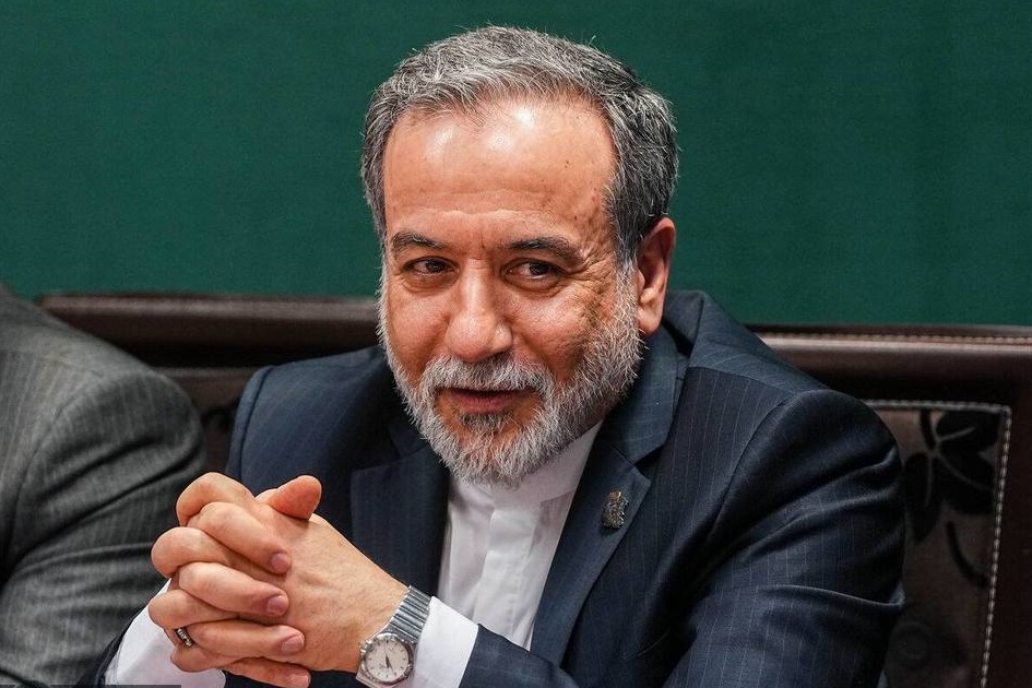 عراقچی: روز جمعه احتمالاً در کشور سوئیس تفاهمنامه بین روسای هیئتهای مذاکره کننده ایران و آمریکا امضا شود / شب گذشته تفاهمنامه ای را با آمریکا به سرانجام رساندیم که بخشی از قسمتهای آن از امروز و بخشی دیگر از روز جمعه و بعد از امضای نهایی و اصلی اجرایی میشود / این توافق میتواند راهگشاییهای اقتصادی برای ما داشته باشد عراقچی: روز جمعه احتمالاً در کشور سوئیس تفاهمنامه بین روسای هیئتهای مذاکره کننده ایران و آمریکا امضا شود / شب گذشته تفاهمنامه ای را با آمریکا به سرانجام رساندیم که بخشی از قسمتهای آن از امروز و بخشی دیگر از روز جمعه و بعد از امضای نهایی و اصلی اجرایی میشود / این توافق میتواند راهگشاییهای اقتصادی برای ما داشته باشد