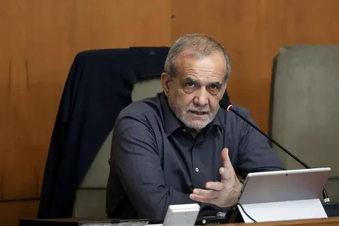پزشکیان: همه می‌دانند بنزین را نمی‌توان با قیمت ۱۵۰۰ تومان عرضه کرد، فقط هزینه حمل و نقل آن ۴ تا ۵ هزار تومان است/ در این حوزه اگر بخواهیم ناگهانی مداخله کنیم، کل جامعه را به هم می‌ریزیم، پس به تدریج پیش می‌رویم تا بتوان مسیر را تحمل کرد/ این‌طور نیست که اگر ما را شهید کنند، افرادی وجود نداشته باشند که بیایند و پای ایران بایستند؛ فقط باید به آن‌ها میدان بدهیم