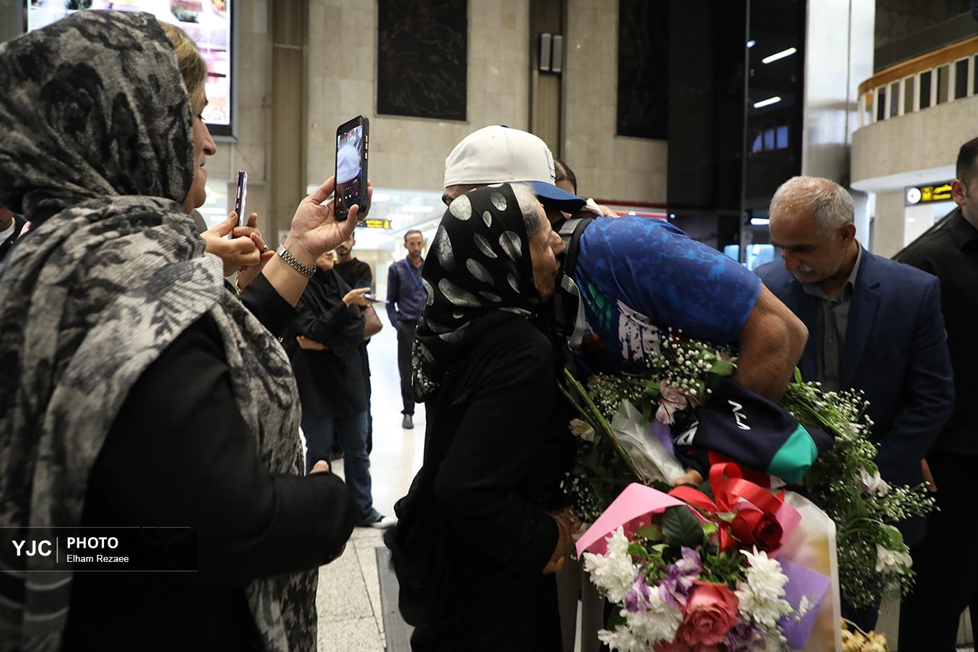 تصاویر: مراسم استقبال از قهرمانان کشتی فرنگی در فرودگاه مهرآباد