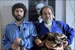 ویدیو / اشک‌های مجید صالحی مقابل منزل زنده‌یاد اکبر عبدی