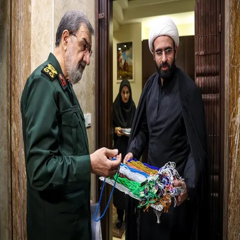 تصاویر: حضور دبیر شورای عالی امنیت ملی در منزل شهید لاریجانی