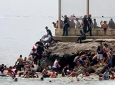 ببینید / تصاویری از هجوم عظیم مهاجران به قلمرو اسپانیا در آفریقا