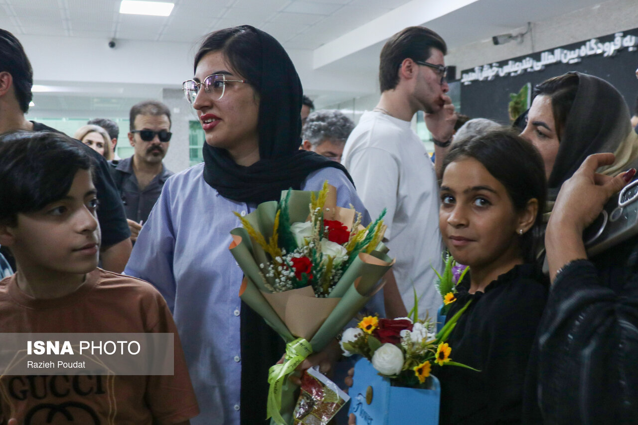 تصاویر: بازگشت ۱۰ صیاد آزادشده از زندان امارات به بندرعباس