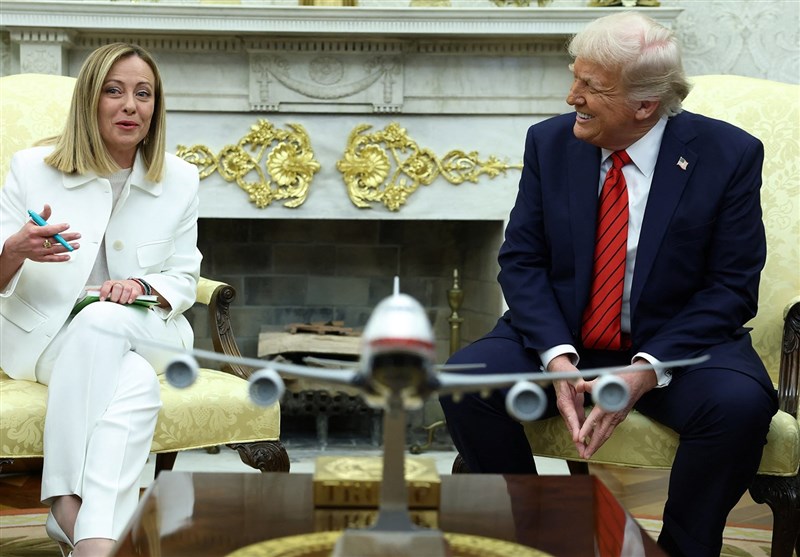ترامپ: نخست وزیر ایتالیا التماس می‌کرد که با من عکس بگیرد؛ آنقدر میخواست با من عکس بگیرد که به حالش دلسوزی کردم / ملونی: صراحتاً شگفت زده و آزرده‌ام؛ نمی‌دانم چرا ترامپ با متحدانش چنین رفتاری می‌کند؛ بالاخره این اولین بار هم نیست که چنین اتفاقی می‌افتد / وزیر خارجه ایتالیا: سفر خود به ایالات متحده را که برای روز‌های ۲۱ و ۲۲ ژوئن برنامه‌ریزی شده بود، لغو می‌کنم