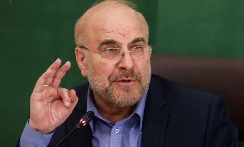قالیباف: در یک بند تفاهم نامه ۳۰۰ میلیارد دلار تعیین شده تا در ایران سرمایه گذاری شود که بخشی از آن صرف بازسازی خواهد شد/ایران پولهای بلوکه شده را دریافت خواهد کرد؛ اما این به معنای این نیست که پلت پول بیاوریم/ پولهای بلوکه شده ایران باید در حسابهای ما و در اختیار بانک مرکزی قرار گیرد؛ خط اعتباری یعنی بانک مرکزی میتواند هر لحظه برای هر کس خواست، ال سی باز کند قالیباف: در یک بند تفاهم نامه ۳۰۰ میلیارد دلار تعیین شده تا در ایران سرمایه گذاری شود که بخشی از آن صرف بازسازی خواهد شد/ایران پولهای بلوکه شده را دریافت خواهد کرد؛ اما این به معنای این نیست که پلت پول بیاوریم/ پولهای بلوکه شده ایران باید در حسابهای ما و در اختیار بانک مرکزی قرار گیرد؛ خط اعتباری یعنی بانک مرکزی میتواند هر لحظه برای هر کس خواست، ال سی باز کند
