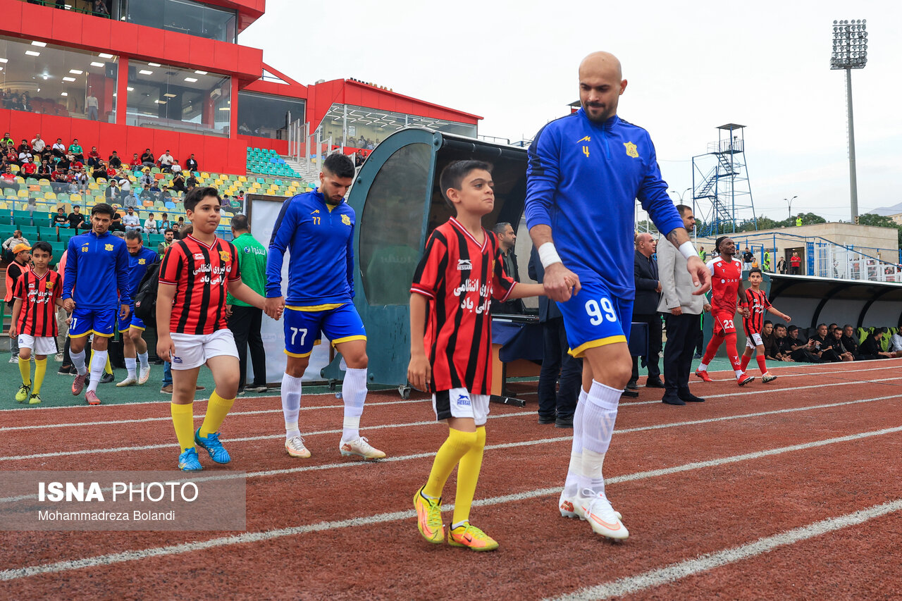 تصاویر: دیدار تیم‌های پرسپولیس و صنعت نفت آبادان