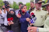 ویدیو / دستگیری زورگیران مامورنما که در تاریکی شب از عابران پیاده سرقت می‌کردند