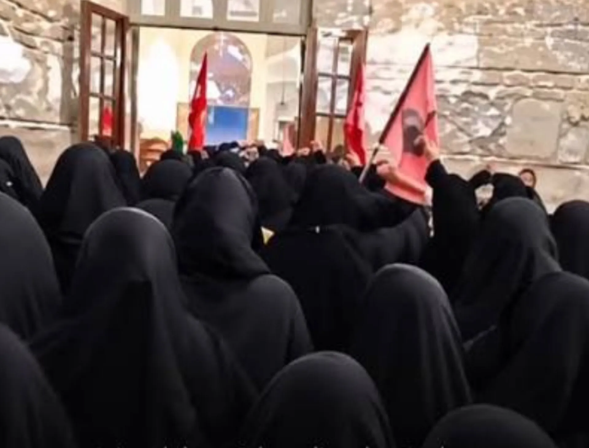 روزنامه خراسان: کار به جایی رسیده که عده‌ای در امام رضا (ع) به طور سازمان یافته، علیه برخی مسئولان سابق شعار می‌دهند که چرا فلانی و فلانی را هم محاکمه نمی‌کنند/ آیا افرادی که سخنان آن‌ها موجب برانگیخته شدن احساسات برخی از مردم می‌شود، حاضر به پذیرش هیچ کدام از تبعات رفتار خود هستند؟