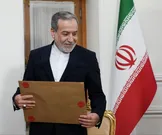 عکس/ تقدیم پیام ویژه دولت پاکستان برای رهبر انقلاب به عراقچی