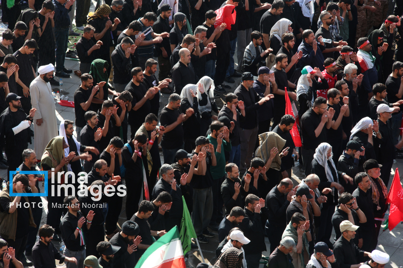 تصاویر: اقامه نماز بر پیکر رهبر شهید انقلاب