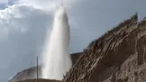 ببینید / فوران آب پس از شکستگی خط‌ انتقال آب به بجنورد