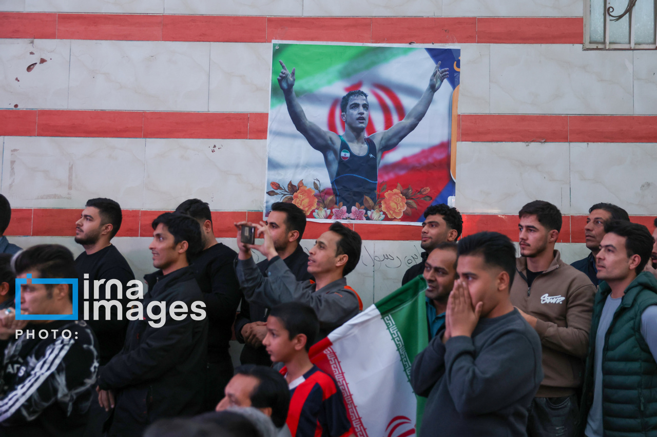 تصاویر: تماشای فینال کشتی آزاد قهرمانی جهان مقابل منزل «احمد محمدنژاد جوان»