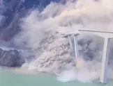 پل تازه‌افتتاح‌شده در چین بر اثر رانش زمین فروریخت / این پل پس از مشاهده چند تَرَک در دامنه‌های اطراف، بسته شده بود