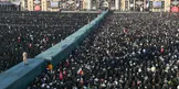 ببینید/ تشییع پیکر رهبر شهید انقلاب بر روی دستان مردم در قم