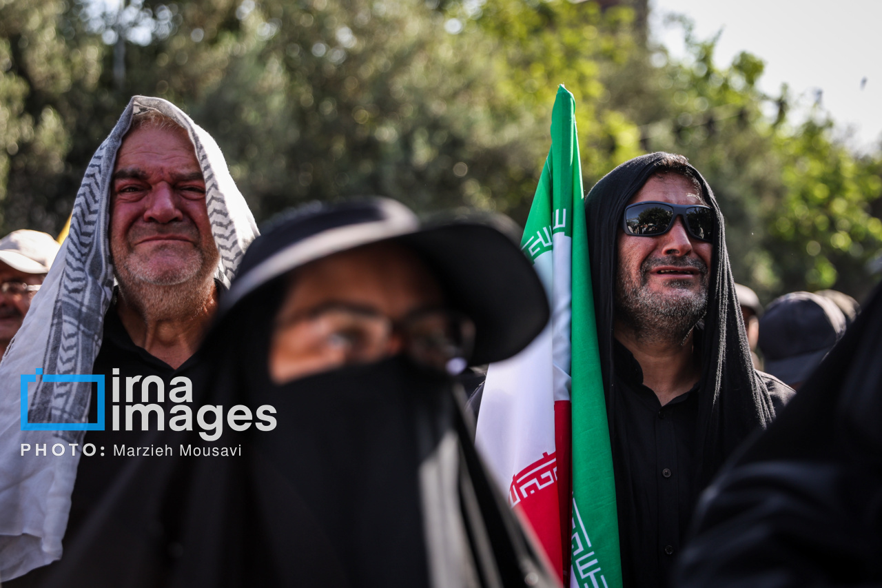 تصاویر: اقامه نماز بر پیکر رهبر شهید انقلاب