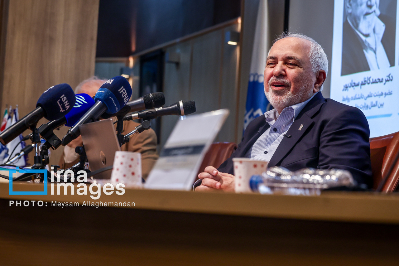تصاویر: رونمایی و بررسی سه کتاب از «محمدجواد ظریف»