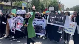 تجمع اعتراضی زنان افغان با شعار «نان، کار، آزادی» در خیابان‌های کابل / طالبان برای متفرق کردن زنان معترض تیر هوایی شلیک کردند