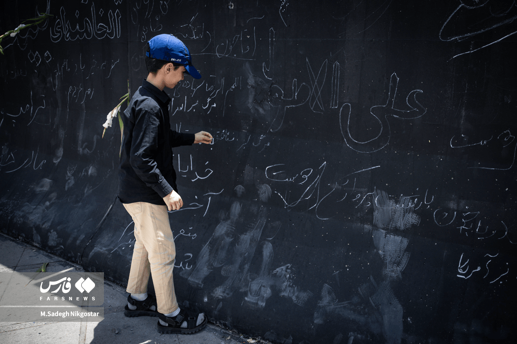 تصاویر: دیوارهای مصلی؛ دفتر یادگار زائران رهبر شهید انقلاب